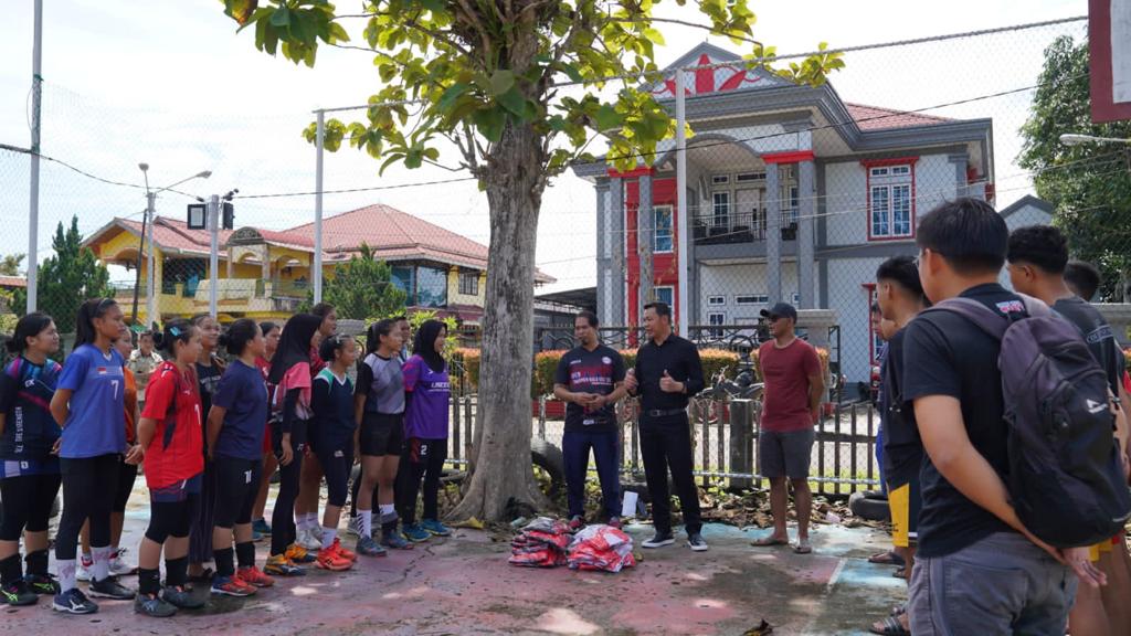 Bupati Kapuas Hulu, Fransiskus Diaan menyambangi lokasi latihan atlet voli junior Kapuas Hulu di Lapangan Basket Putussibau, Sabtu (22/07/2023). (Foto: Ishaq)