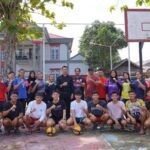 Bupati Kapuas Hulu, Fransiskus Diaan foto bersama para atlet voli junior Kapuas Hulu di Lapangan Basket Putussibau, Sabtu (22/07/2023). (Foto: Ishaq)