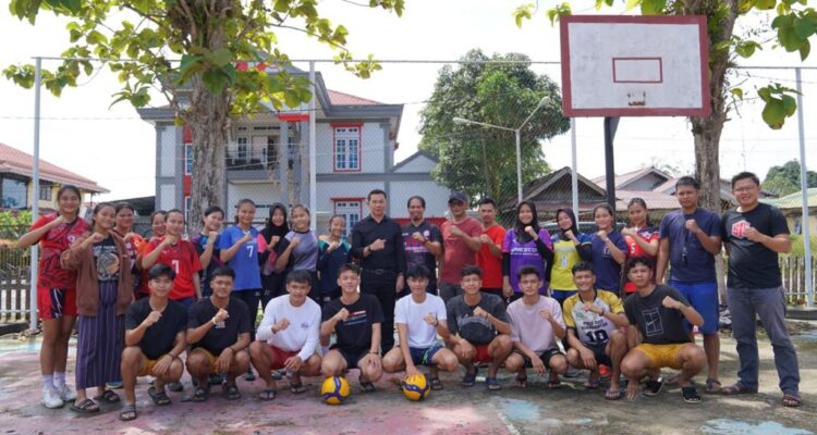 Bupati Kapuas Hulu, Fransiskus Diaan foto bersama para atlet voli junior Kapuas Hulu di Lapangan Basket Putussibau, Sabtu (22/07/2023). (Foto: Ishaq)