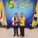 Juara stand terbaik kategori komunikatif di ajang Apkasi Otonomi Expo 2023 diserahkan oleh Sarman Simanjorang selaku Direktur Eksekutif Apkasi. (Foto: Adi LC)