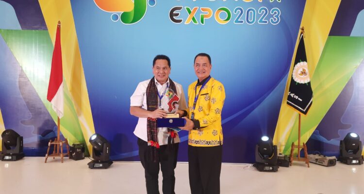 Juara stand terbaik kategori komunikatif di ajang Apkasi Otonomi Expo 2023 diserahkan oleh Sarman Simanjorang selaku Direktur Eksekutif Apkasi. (Foto: Adi LC)