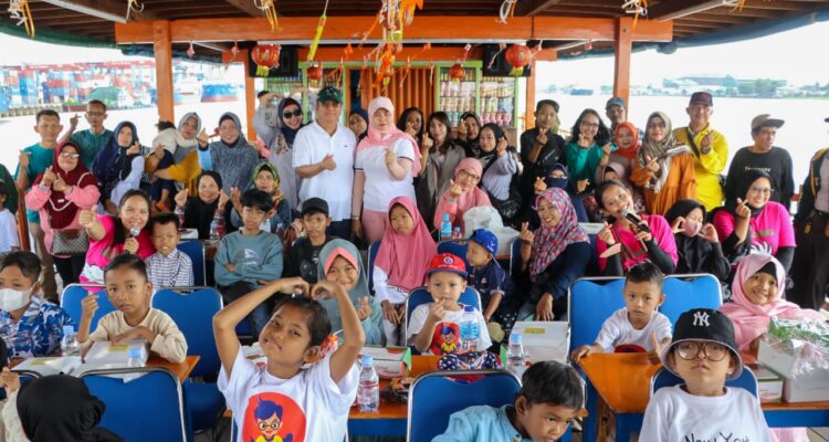 Foto bersama anak-anak thalasemia di atas kapal wisata, Minggu (23/07/2023) pagi. (Foto: Jauhari)