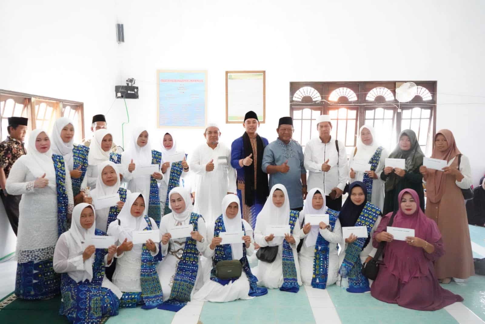Wakil Bupati Kapuas Hulu, Wahyudi Hidayat foto bersama di sela-sela menghadiri silaturahmi Majelis Taklim Qurbo se-Kecamatan Hulu Gurung di Desa Simpang Senara, Minggu (23/07/2023). (Foto: Ishaq)
