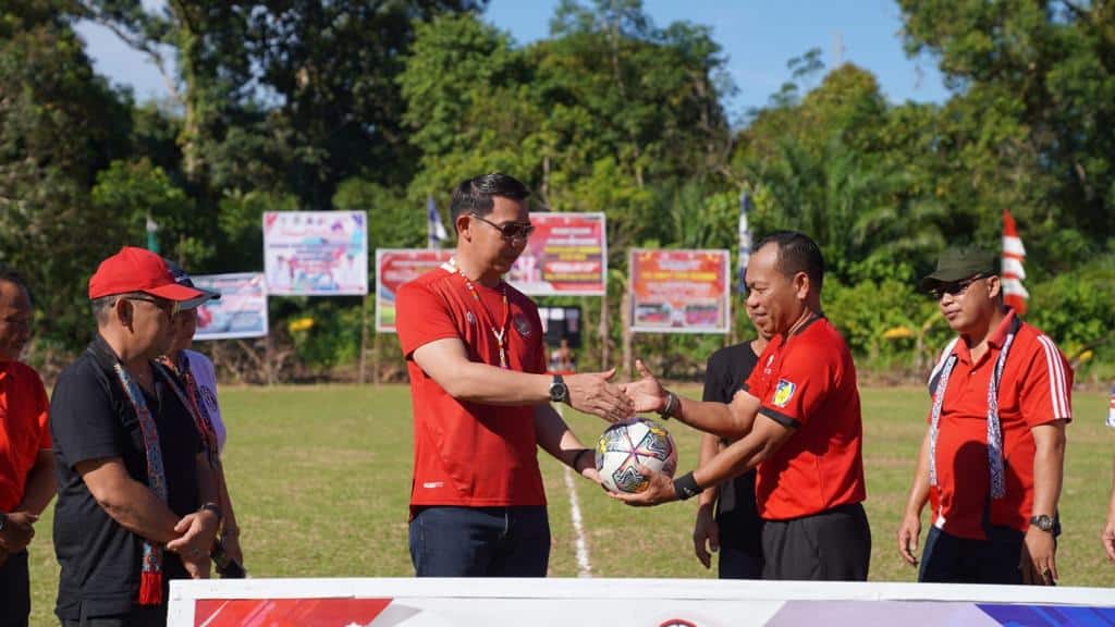Bupati Kapuas Hulu, Fransiskus Diaan membuka secara resmi turnamen sepak bola Mendalam Cup di Desa Datah Dian, Kecamatan Putussibau Utara, Kabupaten Kapuas Hulu, Minggu (23/07/2023). (Foto: Ishaq)