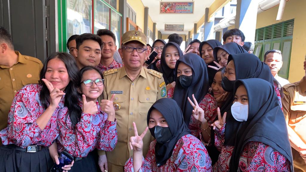 Gubernur Kalbar, Sutarmidji foto bersama para guru dan murid di SMAN 1 Ketapang. (Foto: Jauhari/KalbarOnline.com)