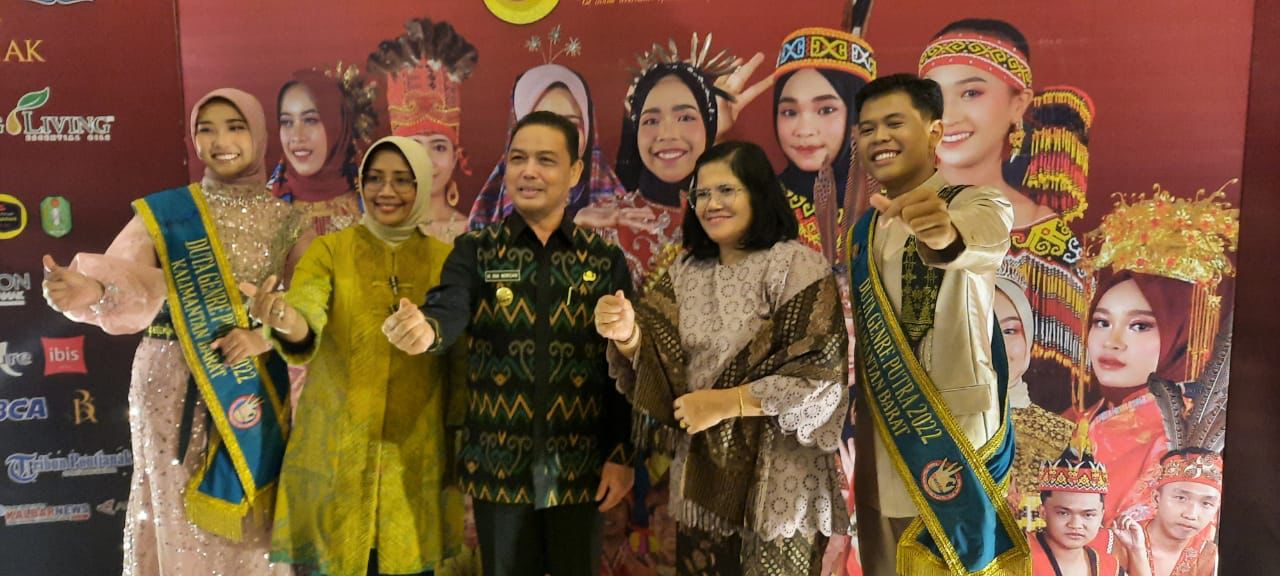 Wakil Gubernur Kalimantan Barat, Ria Norsan foto bersama pemenang Duta Genre Tahun 2023. (Foto: Indri)