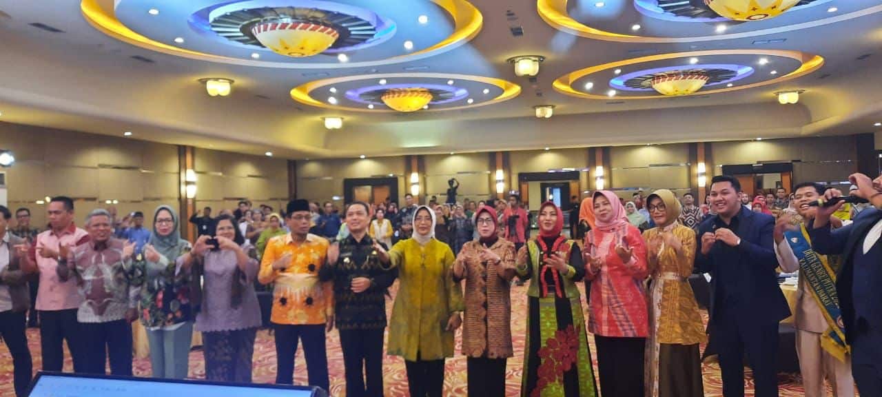 Wakil Gubernur Kalimantan Barat, Ria Norsan foto bersama pada acara pemilihan Duta Genre Tahun 2023. (Foto: Indri)