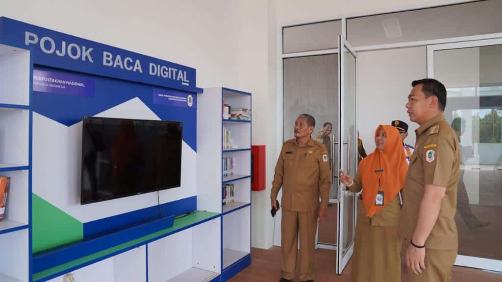 Bupati Kapuas Hulu, Fransiskus Diaan meninju layanan Perpustakaan Daerah Kabupaten Kapuas Hulu, usai diresmikan, pada Senin (24/07/2023). (Foto: Ishaq)