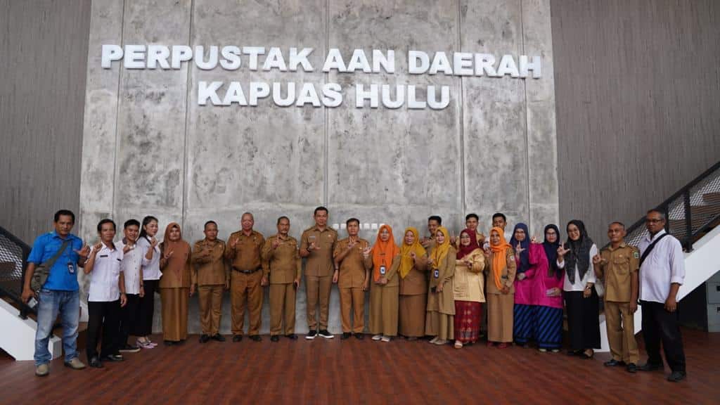 Bupati Kapuas Hulu, Fransiskus Diaan foto bersama dalam momen peresmian layanan Perpustakaan Daerah Kabupaten Kapuas Hulu, Senin (24/07/2023). (Foto: Ishaq)
