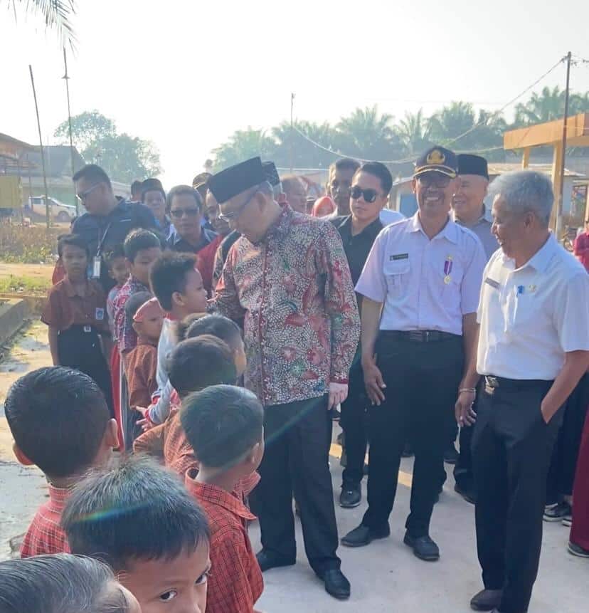 Gubernur Kalbar, Sutarmidji dan rombongan disambut antusias oleh masyarakat dan anak-anak Desa Sari Bekayas SP6, Kecamatan Air Upas, Kabupaten Ketapang. (Foto: Jauhari)