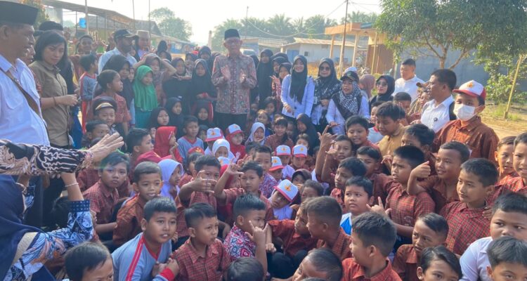 Gubernur Kalbar, Sutarmidji berfoto bersama masyarakat dan anak-anak Desa Sari Bekayas SP6, Kecamatan Air Upas, Kabupaten Ketapang. (Foto: Jauhari)