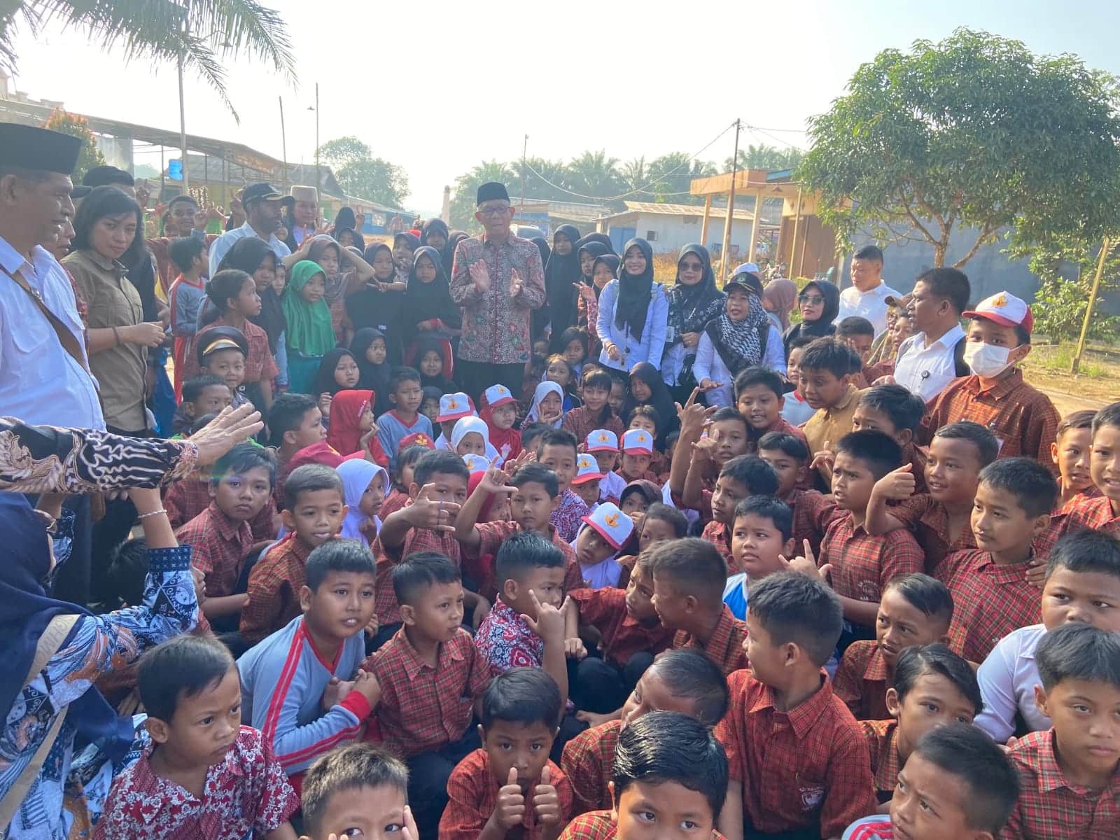 Gubernur Kalbar, Sutarmidji berfoto bersama masyarakat dan anak-anak Desa Sari Bekayas SP6, Kecamatan Air Upas, Kabupaten Ketapang. (Foto: Jauhari)