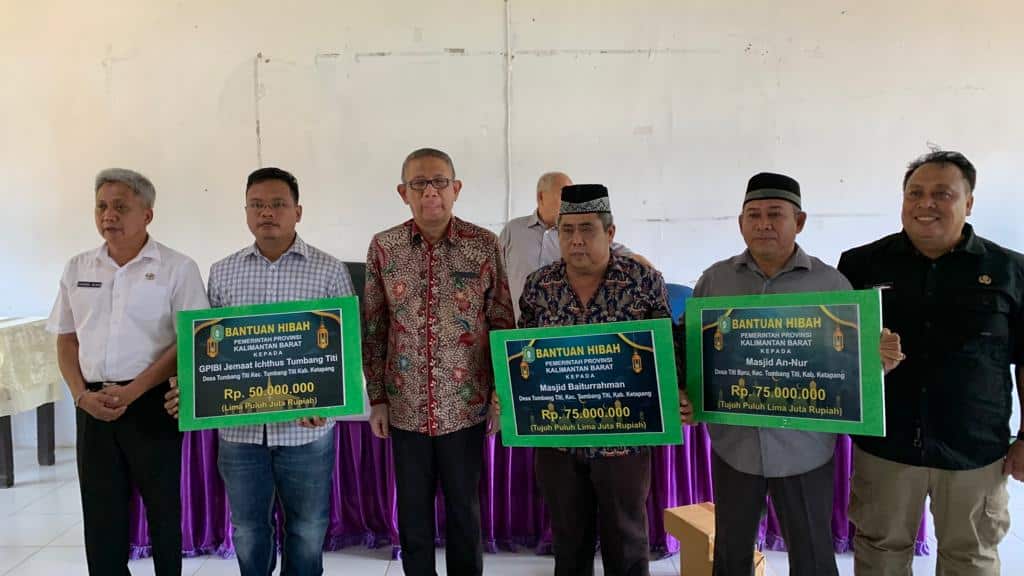 Gubernur Kalbar, Sutarmidji foto bersama usai menyerahkan bantuan hibah kepada perwakilan tiga rumah ibadah di Desa Tumbang Titi, Kecamatan Tumbang Titi, Kabupaten Ketapang. (Foto: Jau/KalbarOnline.com)