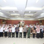 Foto bersama usai dibukanya Bimtek Keluarga Berintegritas di Aula SSA Kantor Wali Kota Pontianak. (Foto: Indri)