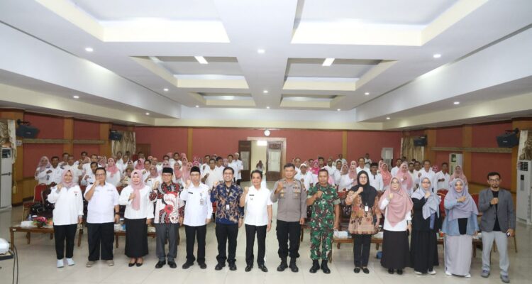 Foto bersama usai dibukanya Bimtek Keluarga Berintegritas di Aula SSA Kantor Wali Kota Pontianak. (Foto: Indri)
