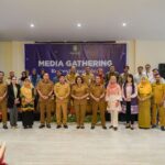 Foto bersama dalam acara media gathering di Qubu Resort, Selasa (25/07/2023). (Foto: Indri)