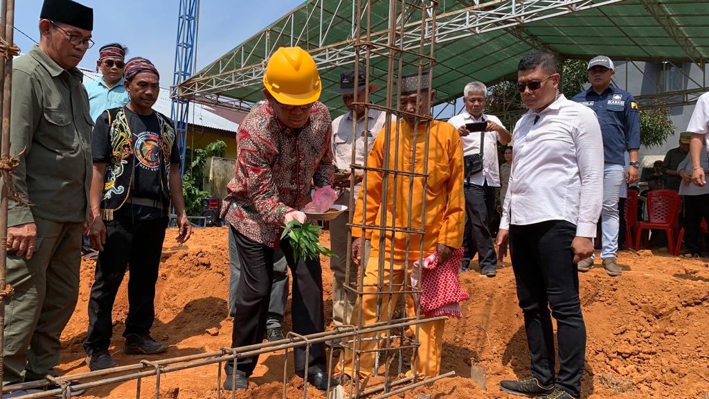 Gubernur Kalimantan Barat (Kalbar), Sutarmidji menghadiri tasyakuran pembangunan Tugu Juang Kecamatan Tumbang Titi, Kabupaten Ketapang, Rabu (26/07/2023). (Foto: Jauhari)