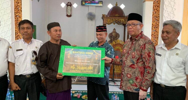 Gubernur Kalbar, Sutarmidji menyerahkan hibah ke pengurus Masjid Al Khair Nanga Tayap. (Foto: Jau/KalbarOnline.com)