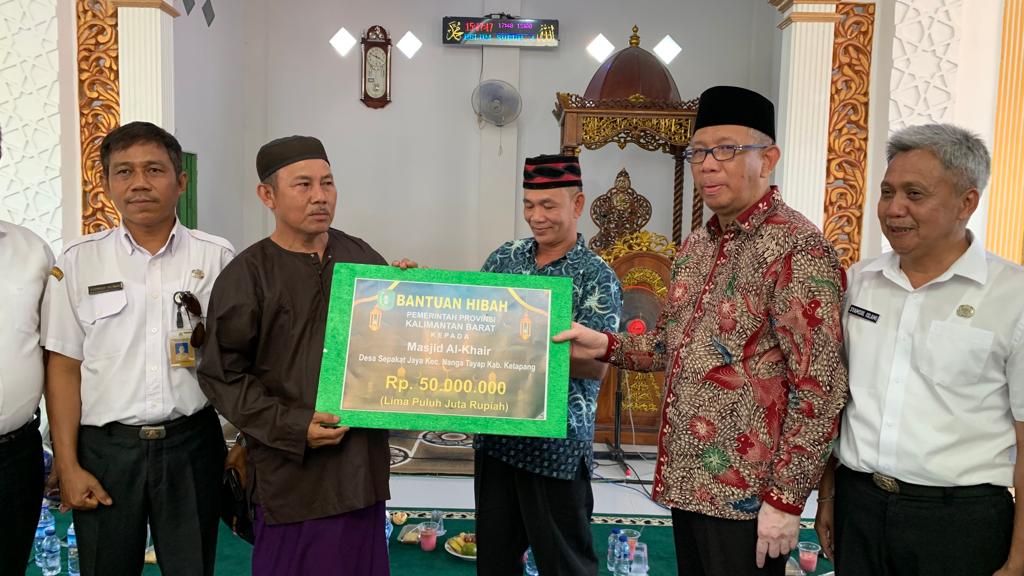 Gubernur Kalbar, Sutarmidji menyerahkan hibah ke pengurus Masjid Al Khair Nanga Tayap. (Foto: Jau/KalbarOnline.com)