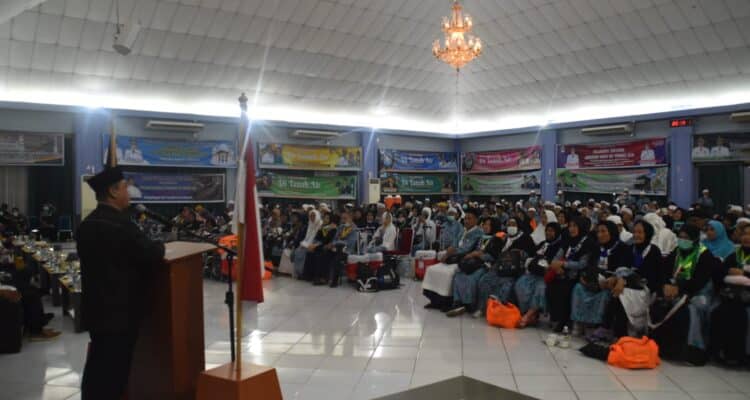 Wakil Gubernur Kalimantan Barat, Ria Norsan memberikan kata sambutan dalam acara penyambutan kedatangan jemaah haji asal Kalbar, di Asrama Haji Batam, Rabu (26/07/2023) malam. (Foto: Biro Adpim For KalbarOnline.com)