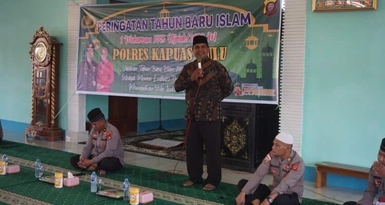 Ustadz Mahfud Laba menyampaikan ceramah pada peringatan Tahun Baru Islam 1 Muharram 1445 Hijriah/2023 Masehi di Masjid Wira Pratama Polres Kapuas Hulu, Kamis (27/07/2023). (Foto: Ishaq)