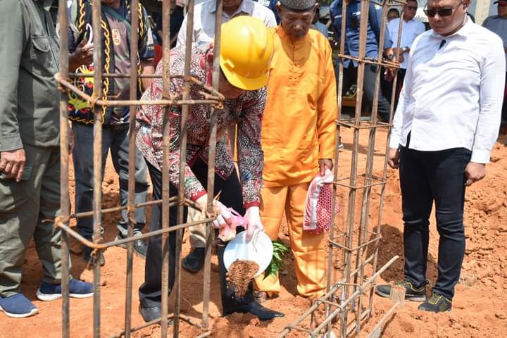 Gubernur Kalbar, Sutarmidji didampingi Bupati Ketapang, Martin Rantan meletakkan batu pertama pembangunan Tugu Juang di Kecamatan Tumbang Titi, Kabupaten Ketapang, Rabu (26/07/2023). (Foto: Adi LC)