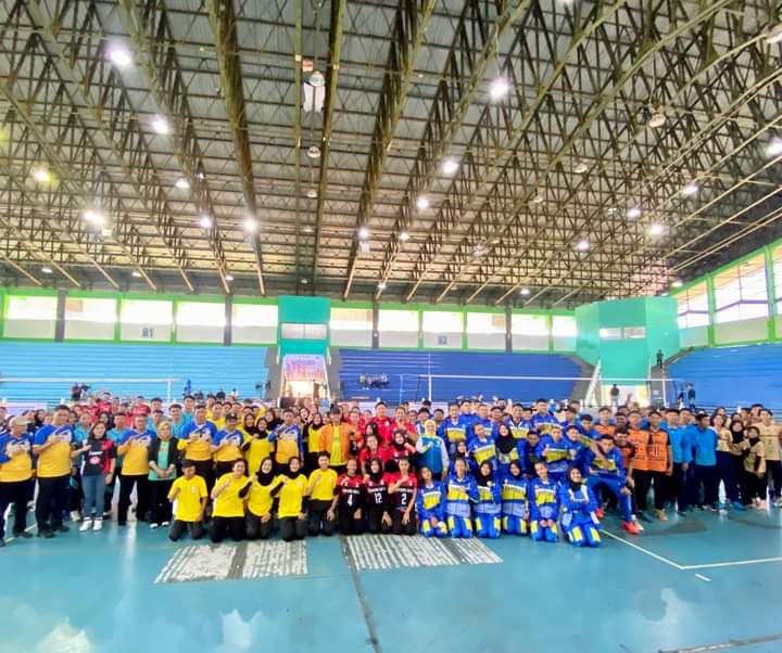 Foto bersama dalam pembukaan Kejurda Junior Bola Voli Indoor Pengkab PBVSI Ketapang Tahun 2023, Rabu (26/07/2023). (Foto: Adi LC)