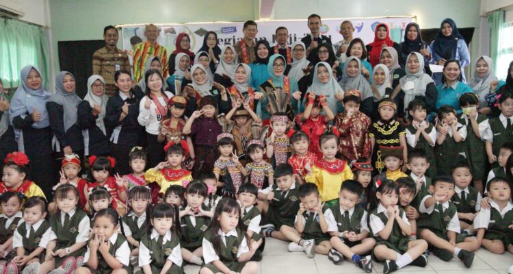 Foto bersama para siswa di TK Karya Yosef, Jumat (28/07/2023). (Foto: Indri)