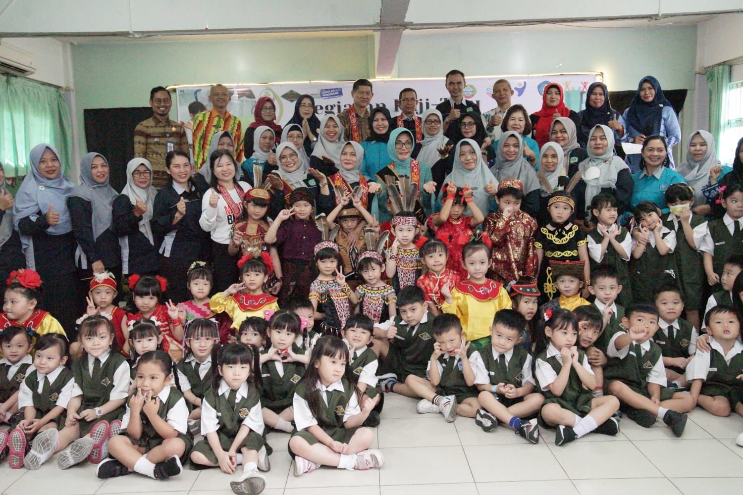 Foto bersama para siswa di TK Karya Yosef, Jumat (28/07/2023). (Foto: Indri)