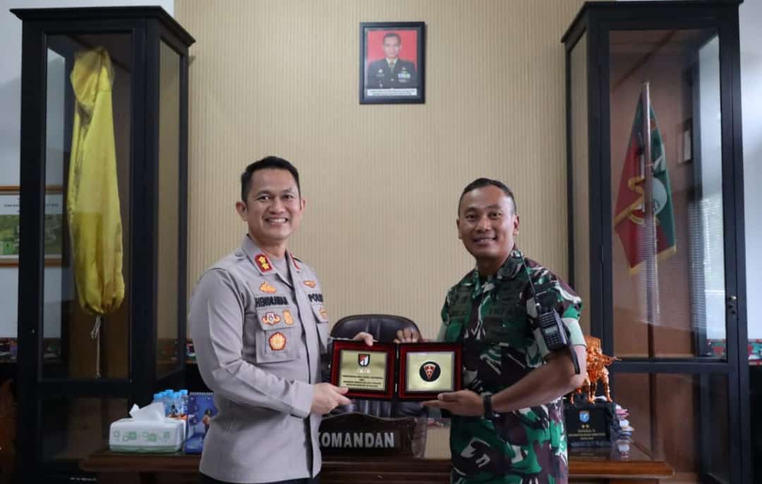 Kapolres Kapuas Hulu, AKBP Hendrawan foto bersama Komandan Yonif Raider Khusus 644/Wls, Letkol Inf Benu Supriyantoko. (Foto: Ishaq)