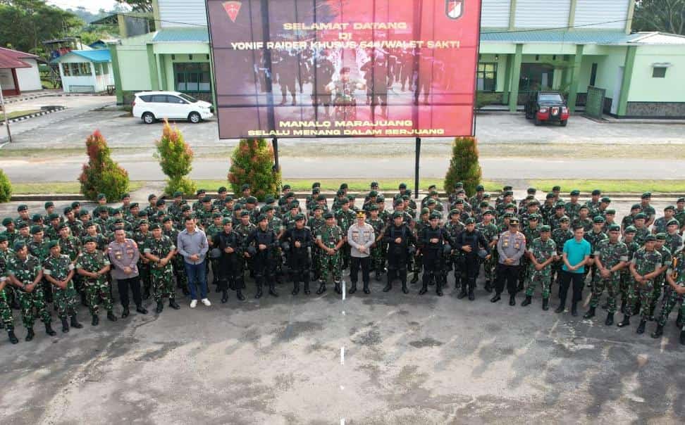 Kapolres Kapuas Hulu, AKBP Hendrawan dan jajaran foto bersmaa dengan Komandan Yonif Raider Khusus 644/Wls, Letkol Inf Benu Supriyantoko dan prajurit. (Foto: Ishaq)