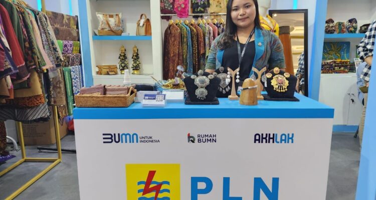 Rumah BUMN Denpasar memamerkan produk kerajinan tangan pada pameran Inacraft 2023. (Foto: PT PLN)
