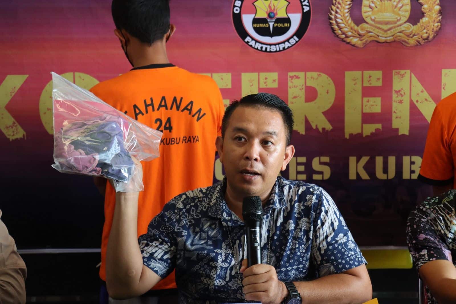Kasat Reskrim Polres Kubu Raya, IPTU Heru Anggoro saat konferensi pers di Aula Polres Kubu Raya, Jumat (28/07/2023) siang. (Foto: Indri)