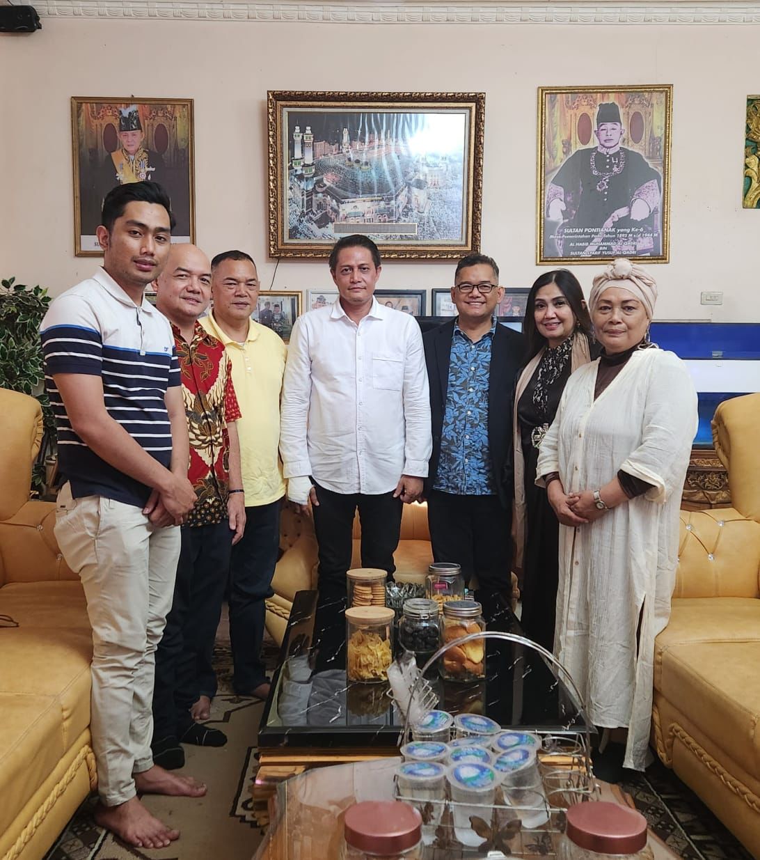 Anggota DPRD Kota Pontianak, Zulfydar Zaidar Mochtar foto bersama di sela-sela silaturahmi dengan Sultan Pontianak, Syarif Melvin Alqadrie, di Rumah Kediaman Sultan, Jumat (28/07/2023). (Foto: Indri)