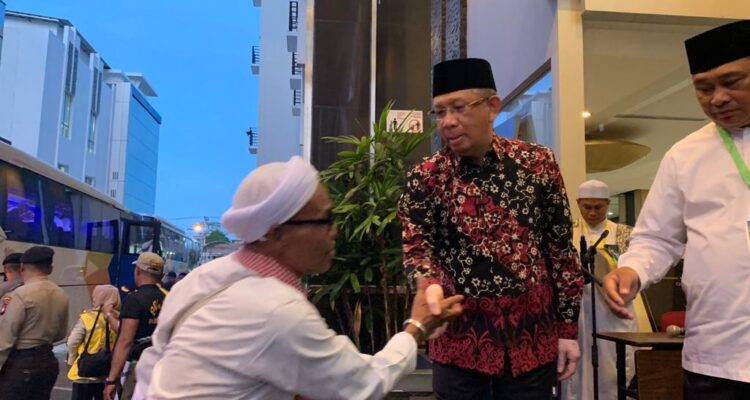 Gubernur Kalbar, Sutarmidji menyambut kepulangan jemaah haji Provinsi Kalimantan Barat kloter 26 yang berasal dari Kota Pontianak, Kota Singkawang dan Kabupaten Mempawah, di Hotel Orchardz Ayani, Jumat (28/07/2023). (Foto: Jauhari)
