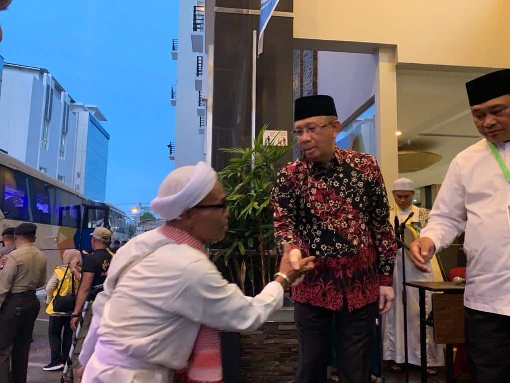 Gubernur Kalbar, Sutarmidji menyambut kepulangan jemaah haji Provinsi Kalimantan Barat kloter 26 yang berasal dari Kota Pontianak, Kota Singkawang dan Kabupaten Mempawah, di Hotel Orchardz Ayani, Jumat (28/07/2023). (Foto: Jauhari)