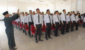 Momen pelantikan 172 tenaga PPPK Jabatan Fungsional Guru di Aula Istana Rakyat, Kecamatan Sukadana, Jumat 28 Juli 2023. (Foto: Santo)