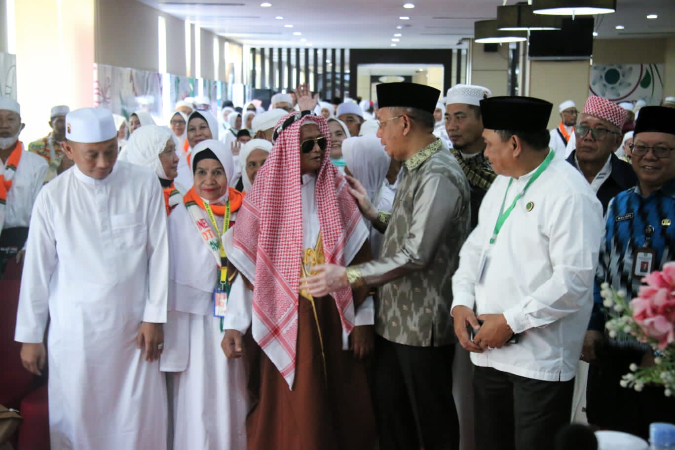 Gubernur Kalbar, Sutarmidji menyambut kedatangan jemaah haji kloter 26 Kalimantan Barat, di Hotel Orchardz, Jumat (28/07/2023). (Foto: Jauhari)