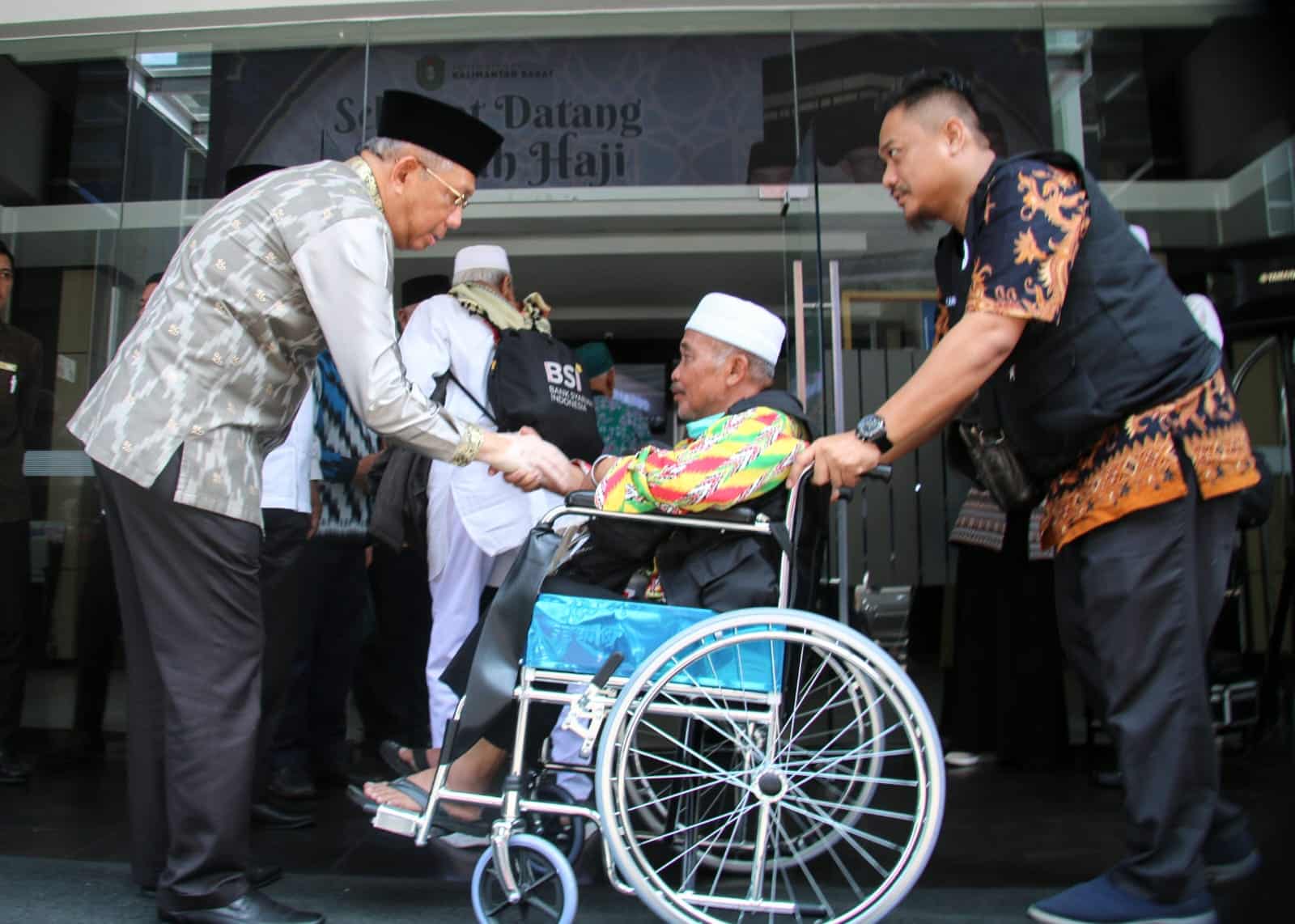 Gubernur Kalbar, Sutarmidji menyambut kedatangan jemaah haji kloter 26 Kalimantan Barat, di Hotel Orchardz, Jumat (28/07/2023). (Foto: Jauhari)