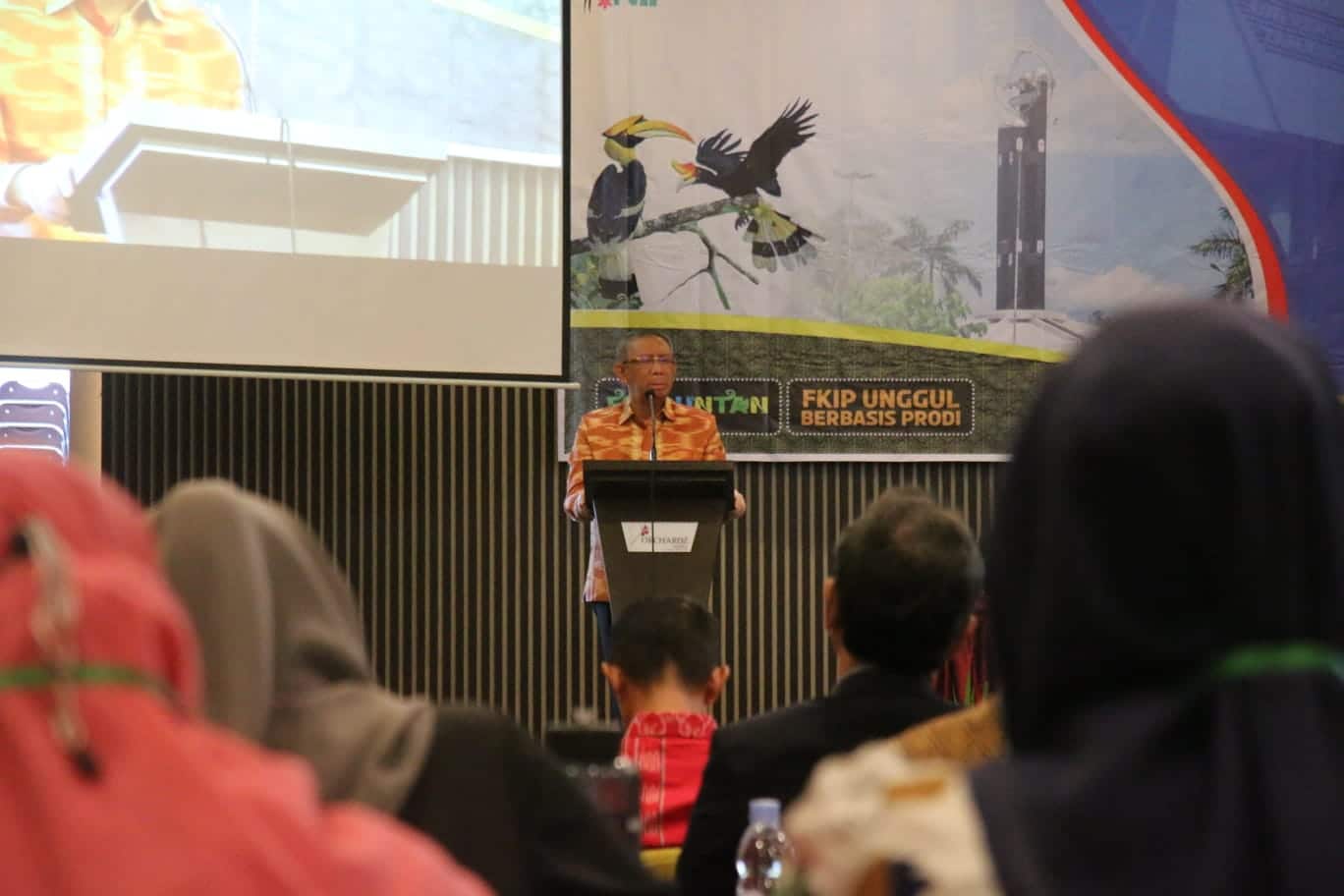 Gubernur Kalbar, Sutarmidji membuka seminar bertema "Transformasi Pendidikan Bermutu dan Berkarakter Berbasis Perkembangan Teknologi", di Hotel Orchardz Perdana Pontianak, Sabtu (29/07/2023). (Foto: Jauhari)