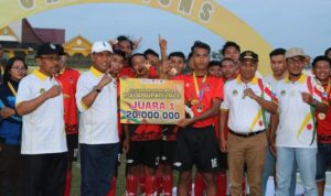 Bupati Ketapang, Martin Rantan foto bersama pemenang turnamen sepakbola Bupati Cup 2023, Jumat (29/07/2023), di Stadion Tantemak Ketapang. (Foto: Adi LC)