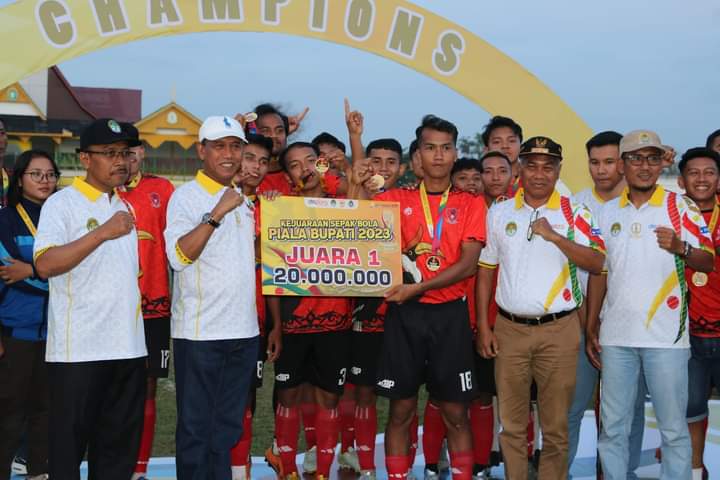 Bupati Ketapang, Martin Rantan foto bersama pemenang turnamen sepakbola Bupati Cup 2023, Jumat (29/07/2023), di Stadion Tantemak Ketapang. (Foto: Adi LC)