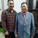 Ketua Forum Komunikasi Rakyat Indonesia (FKRI), Doni Jeli Ratyas foto bersama Anggota DPR RI, Cornelis, Kamis (27/07/2023) malam. (Foto: Adi LC)