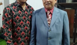Ketua Forum Komunikasi Rakyat Indonesia (FKRI), Doni Jeli Ratyas foto bersama Anggota DPR RI, Cornelis, Kamis (27/07/2023) malam. (Foto: Adi LC)