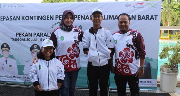 Kadisporapar Provinsi Kalbar, Windy Prihastari foto bersama atlet yang akan beraga di Peparpenas X Palembang 2023. (Foto: Juhari)
