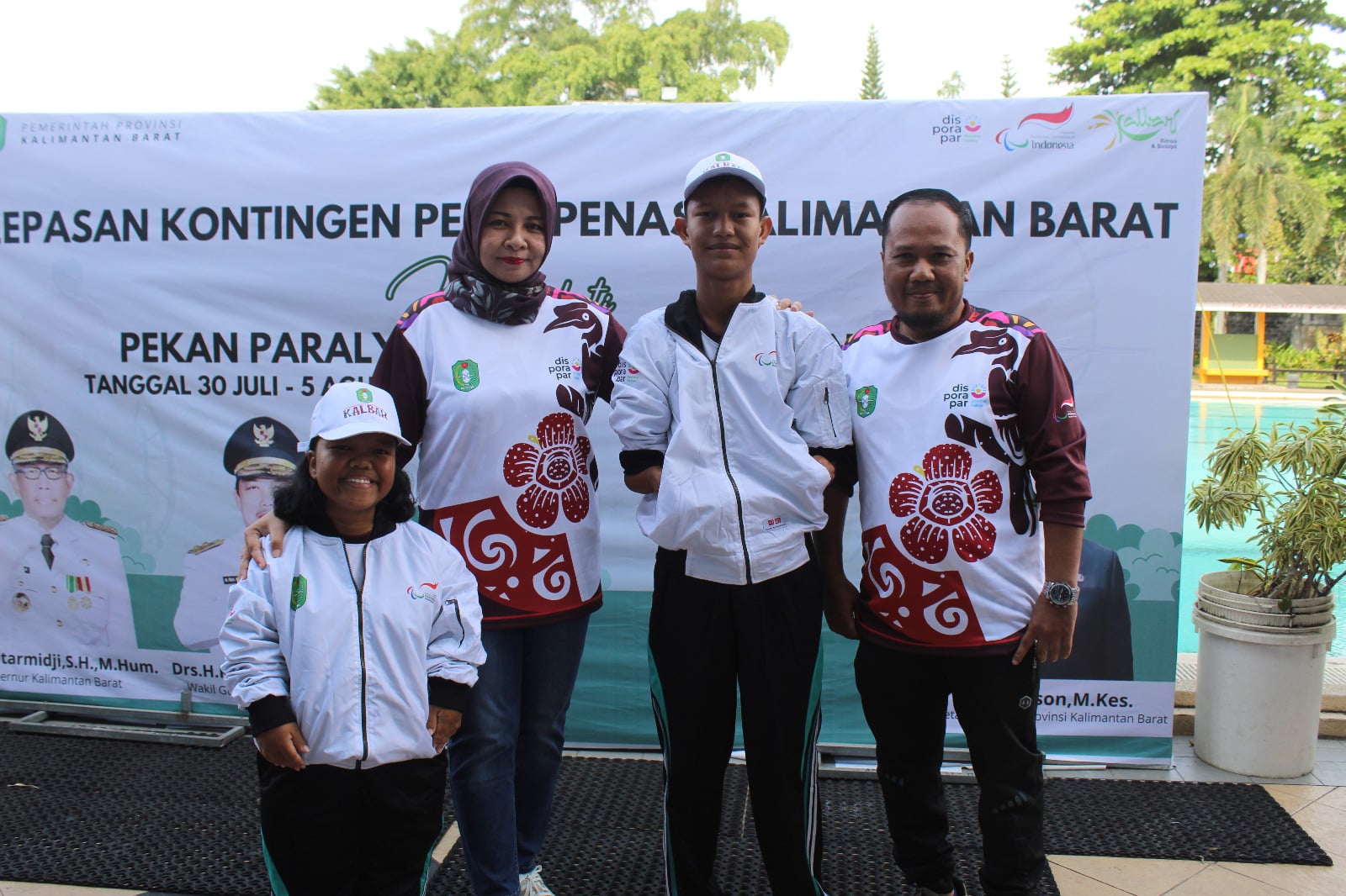 Kadisporapar Provinsi Kalbar, Windy Prihastari foto bersama atlet yang akan beraga di Peparpenas X Palembang 2023. (Foto: Juhari)