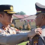 Upacara kenaikan pangkat pengabdian personel Polres Kapuas Hulu Kompol Parwana di halaman Polres Kapuas Hulu, Senin (31/07/2023). (Foto: Ishaq)