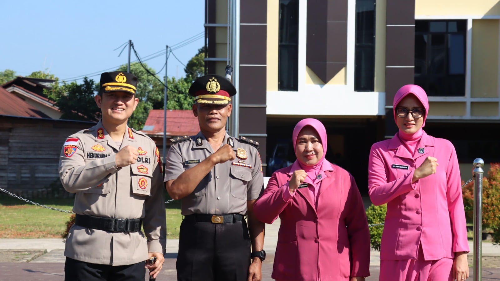 Foto bersama usai upacara kenaikan pangkat pengabdian personel Polres Kapuas Hulu Kompol Parwana di halaman Polres Kapuas Hulu, Senin (31/07/2023). (Foto: Ishaq)