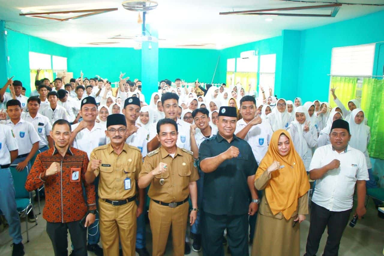 Wakil Wali Kota Pontianak, Bahasan foto bersama peserta sosialisasi pendidikan politik bagi pemilih pemula, di SMA Muhammadiyah 1 Pontianak, Senin (31/07/2023). (Foto: Indri)
