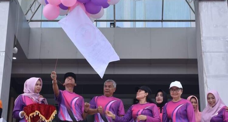 Pelepasan balon ke udara oleh Bupati dan Wakil Bupati Ketapang dalam rangka peringatan Hari Ulang Tahun Ikatan Bidan Indonesia (IBI) ke-72 Tahun 2023, Minggu (30/07/2023), di halaman Kantor Bupati Ketapang. (Foto: Adi LC)